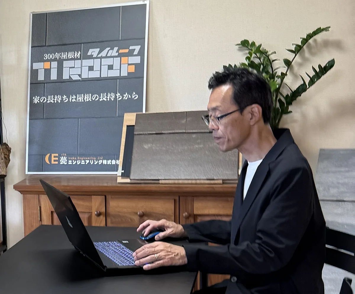 パソコンを使って屋根材の設計業務を行う技術者
