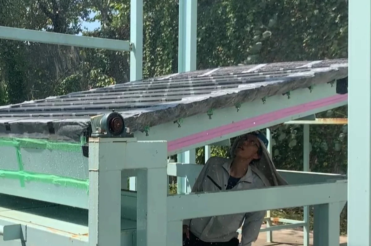 散水試験中の屋根裏を確認する技術者