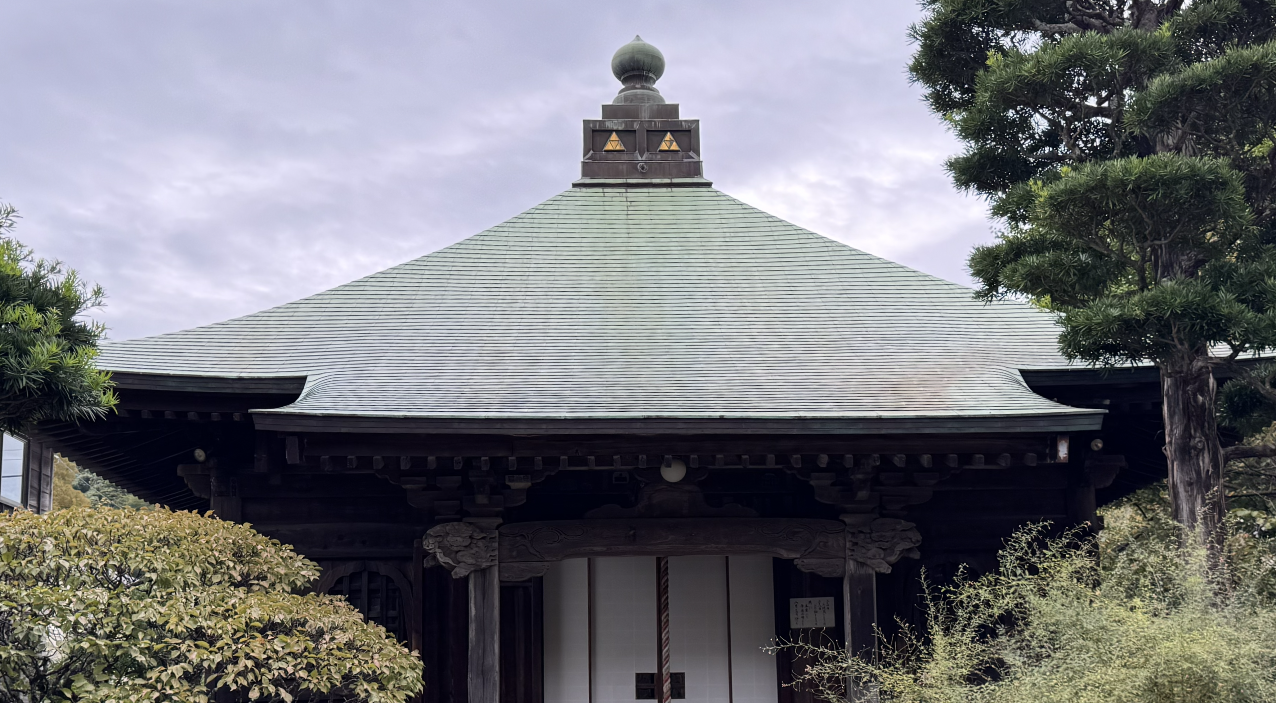 鎌倉の極楽寺本堂の銅板葺屋根